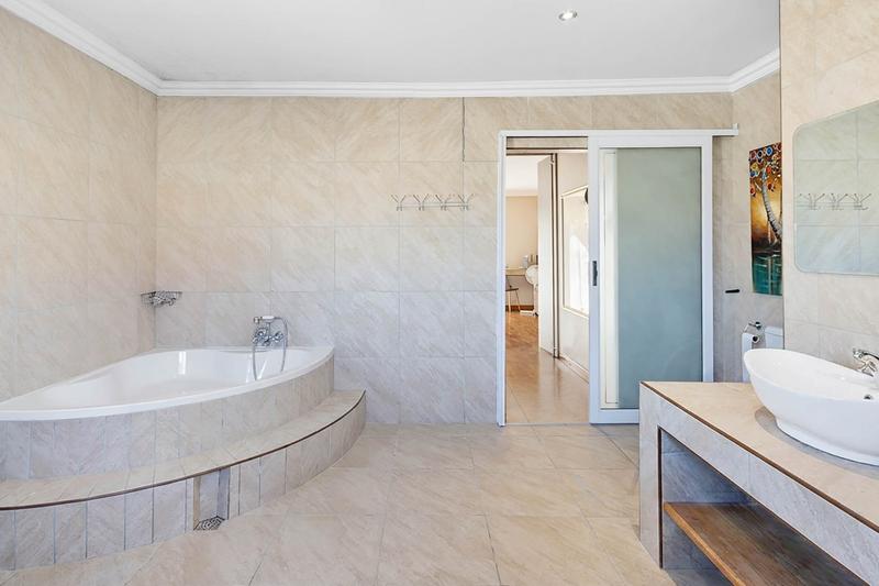 To Let 4 Bedroom Property for Rent in Gordons Bay Central Western Cape